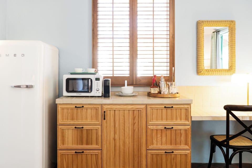 Coffee/tea maker, mini-fridge