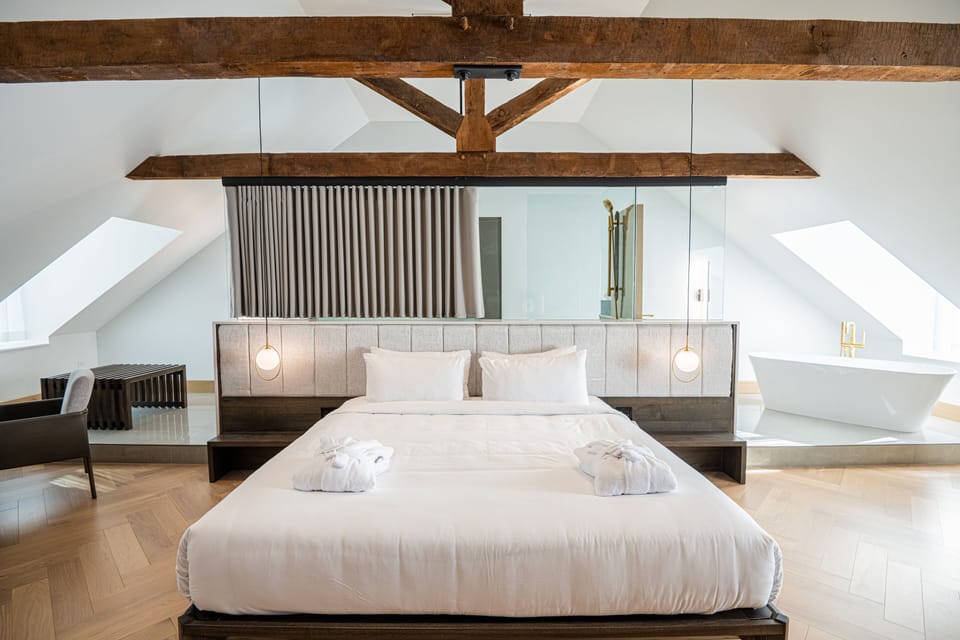 Premium Suite | Minibar, in-room safe, blackout drapes, soundproofing