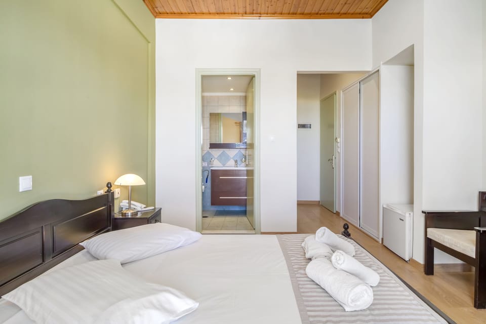 Double Room | In-room safe, blackout drapes, iron/ironing board, free WiFi