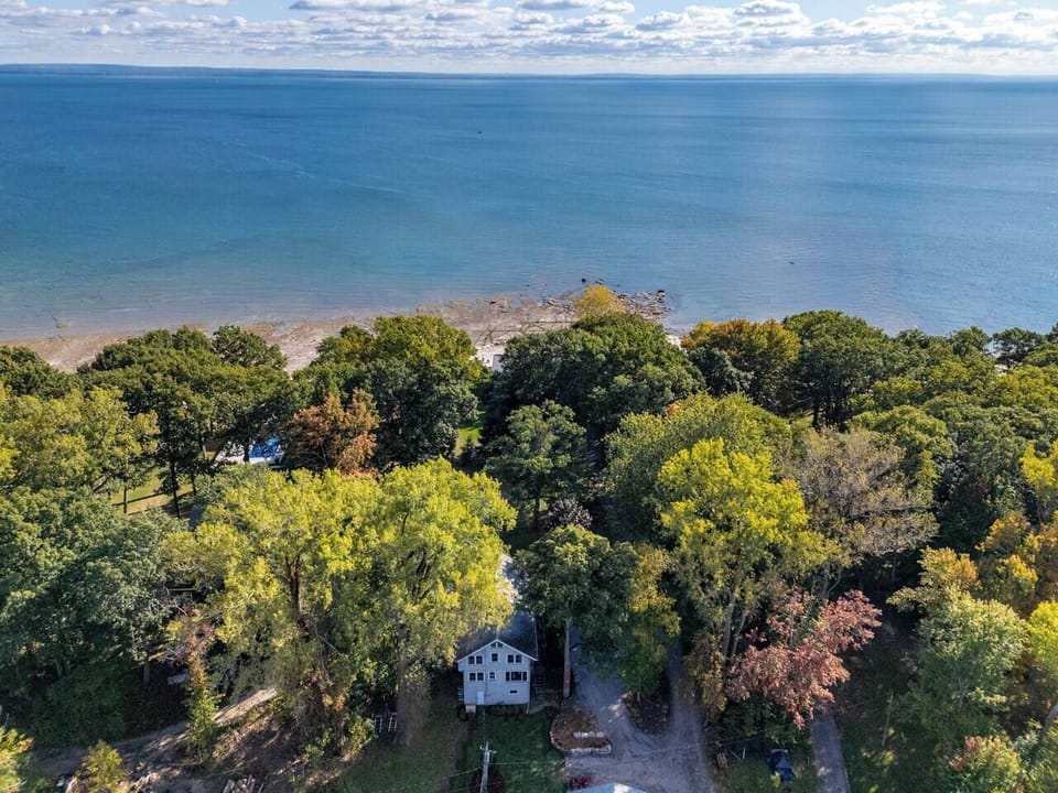 1 minute walk from the house to the sand! We have a great 100 ft beach easement. Treat yourself with mornings walks lake side