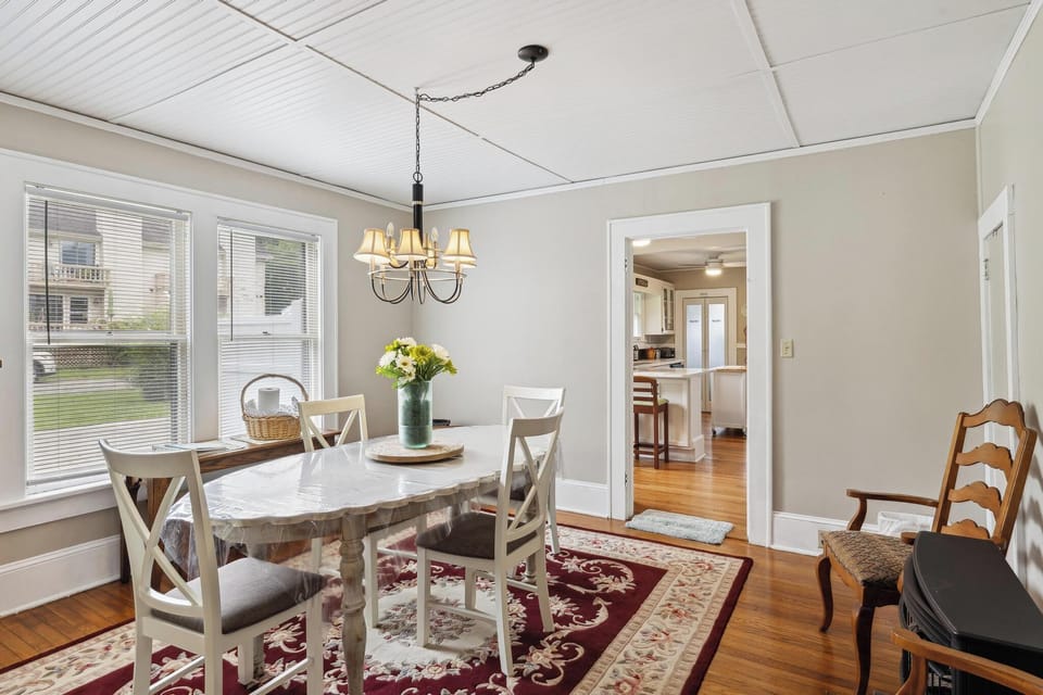 Formal dining room sits 6