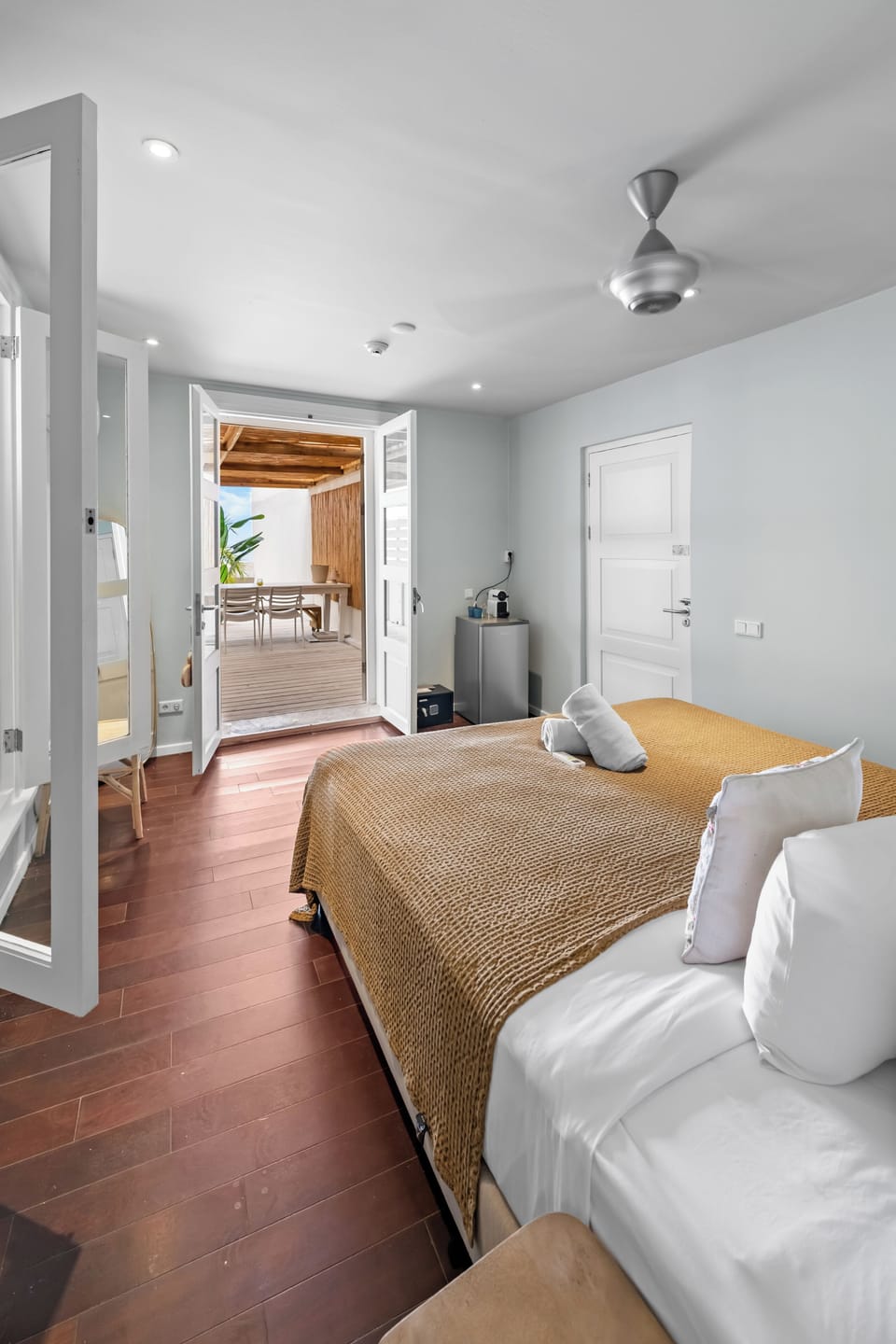 Deluxe Room, Ocean View | Premium bedding, minibar, in-room safe, blackout drapes