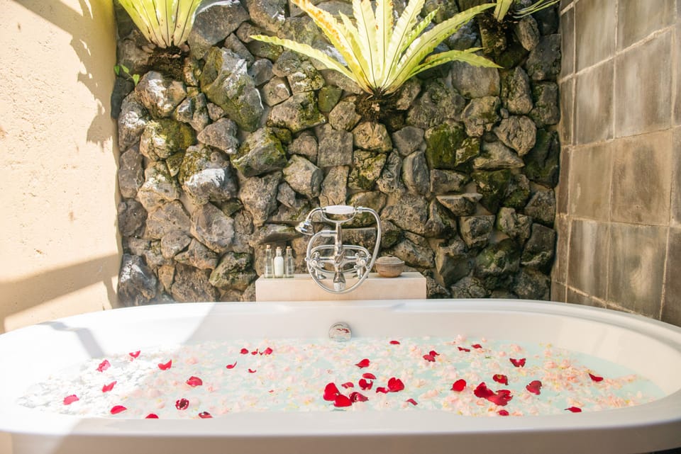 Suite | Deep soaking bathtub