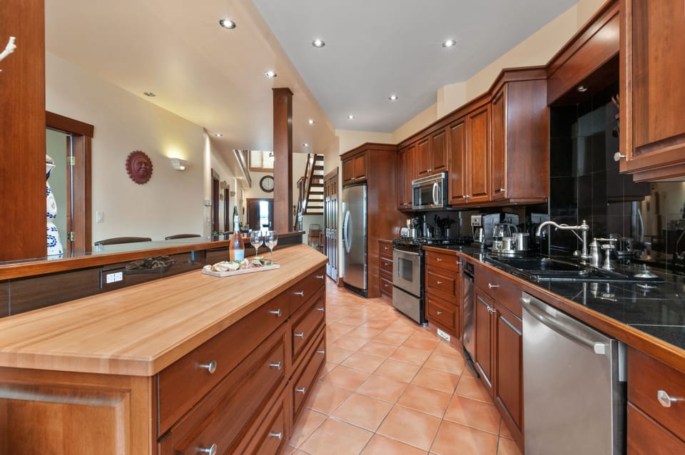 Executive Waterfront Vacation Home, 4 Bedrooms, Lakeside, Beachfront | Living area | 45-inch Smart TV with digital channels, pay movies, streaming services
