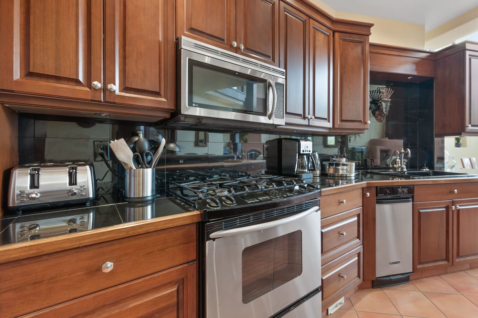 Executive Waterfront Vacation Home, 4 Bedrooms, Lakeside, Beachfront | Living area | 45-inch Smart TV with digital channels, pay movies, streaming services
