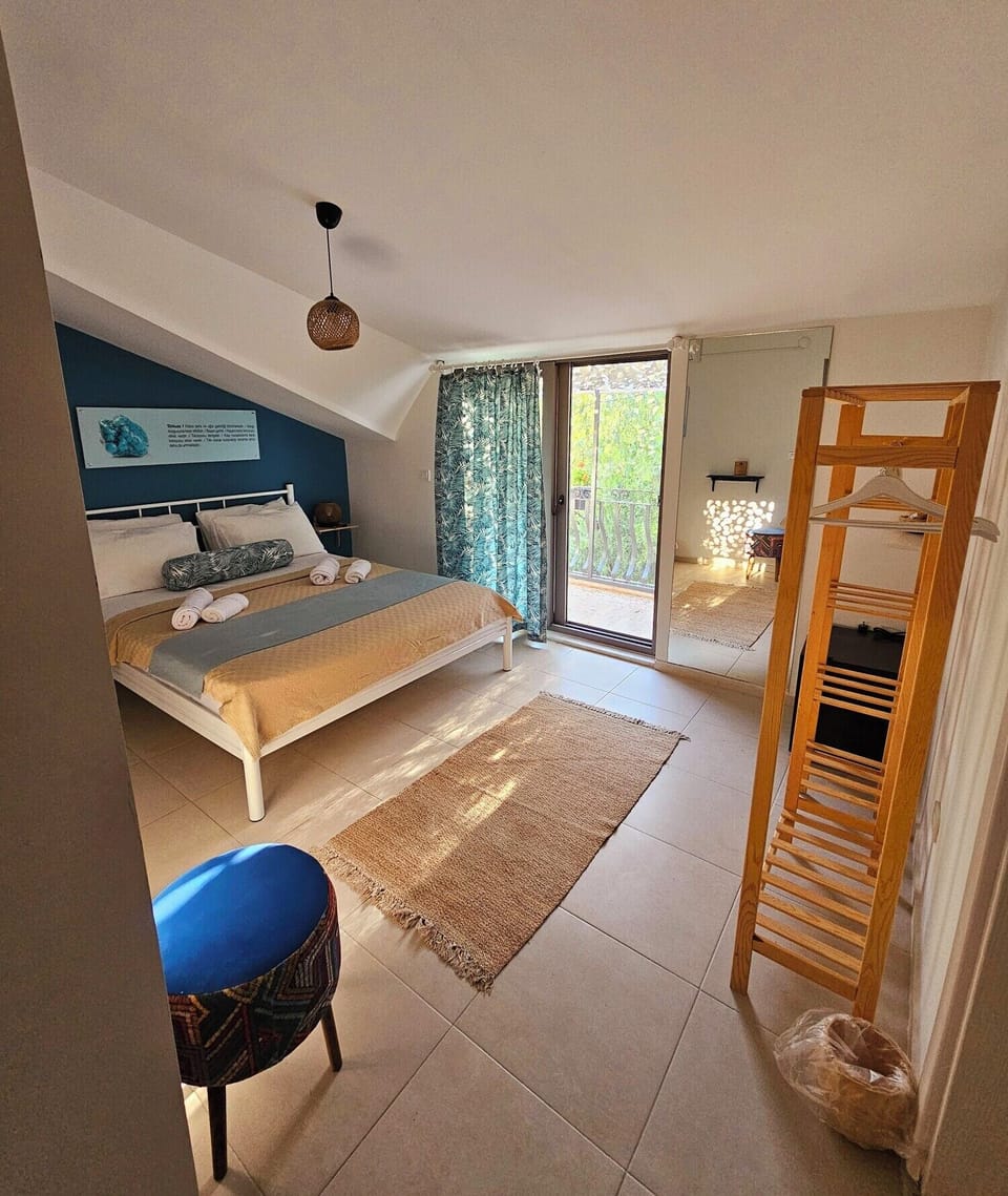 Economy Triple Room | Premium bedding, minibar, free WiFi, bed sheets