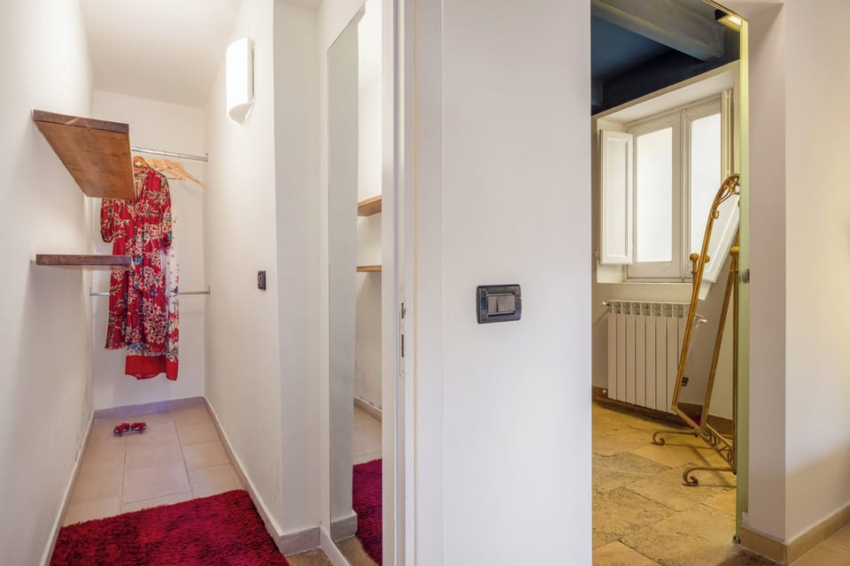 Comfort Room | Minibar, individually decorated, individually furnished, desk