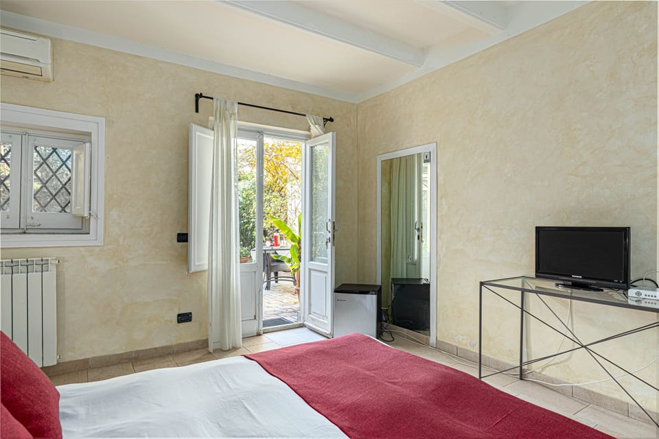 Comfort Room | Minibar, individually decorated, individually furnished, desk