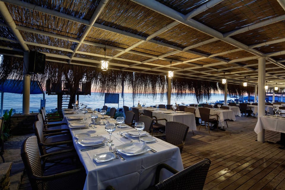 5 restaurants; breakfast, lunch, and dinner served