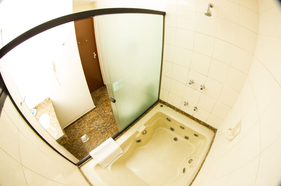 Suite Master Casal | Bathroom | Free toiletries, hair dryer, towels