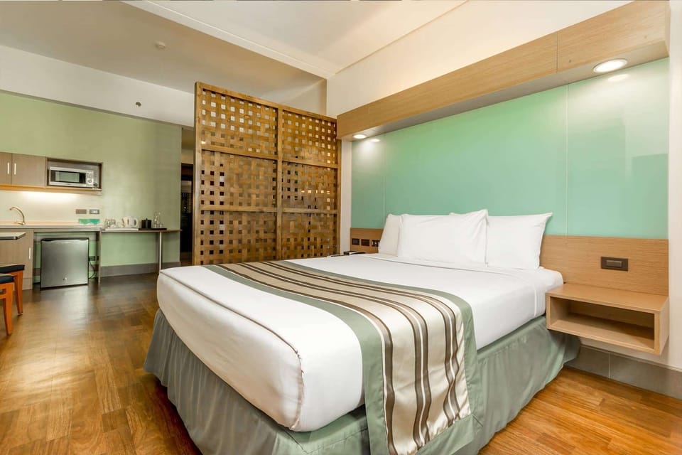 Room, 1 Queen Bed, Accessible, Non Smoking | Desk, iron/ironing board, free WiFi, bed sheets