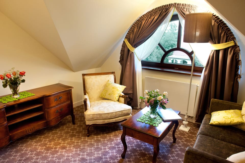 Apartment, 1 Bedroom | Living area | 32-inch LCD TV with satellite channels, TV