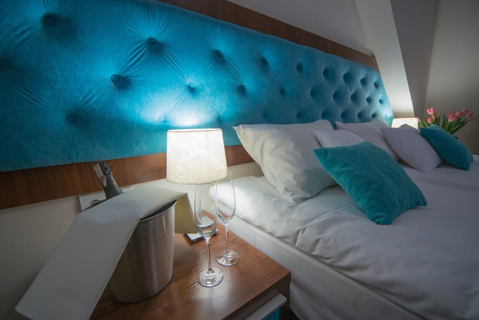 Standard Room | In-room safe, individually decorated, desk, iron/ironing board