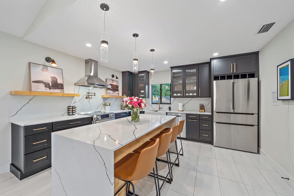Overhead lighting and pendant lights are dimmable