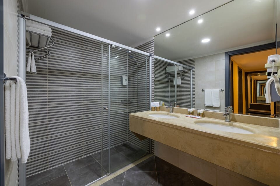 Big Family Room | Bathroom | Shower, rainfall showerhead, hair dryer, slippers