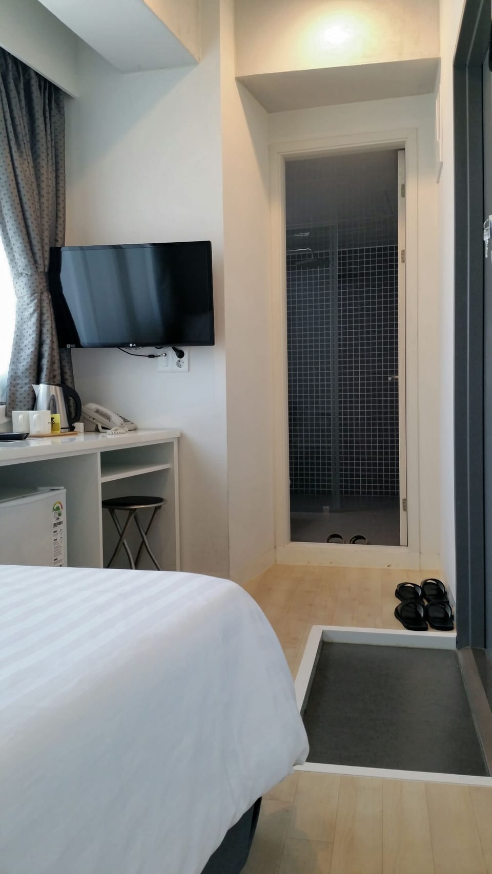 Double Room, 1 Double Bed (Non-Korean Nationals Only) | In-room safe, blackout drapes, iron/ironing board, free WiFi