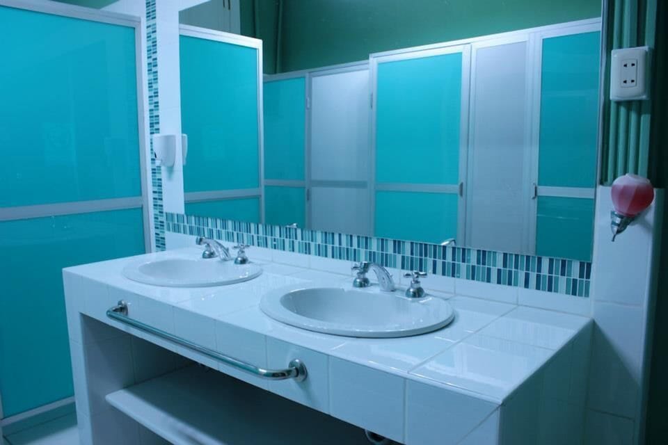 Room, 1 King Bed, Shared Bathroom | Bathroom | Free toiletries, towels, soap, shampoo