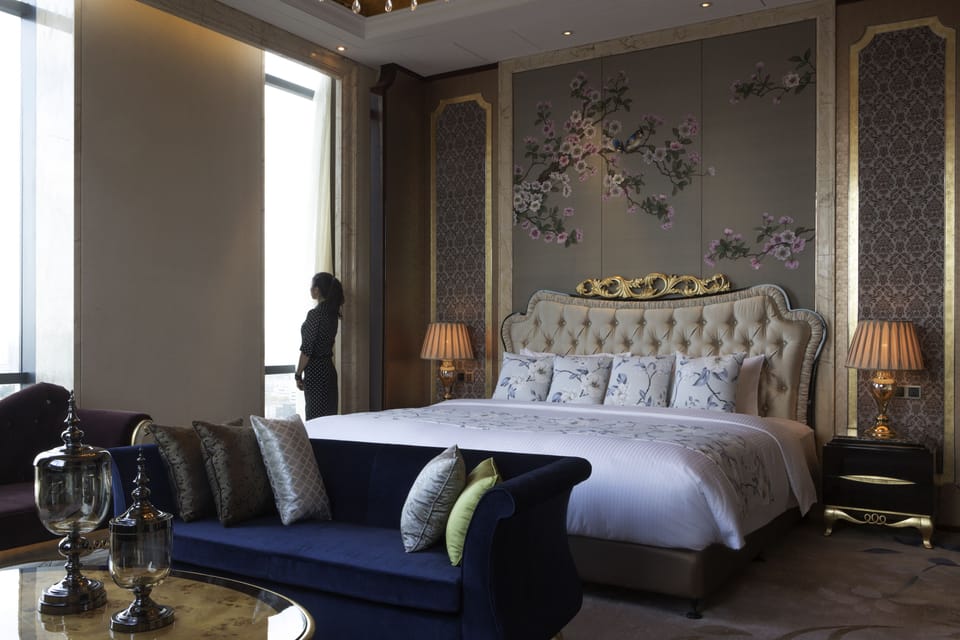 Suite, 1 King Bed | Premium bedding, minibar, in-room safe, desk