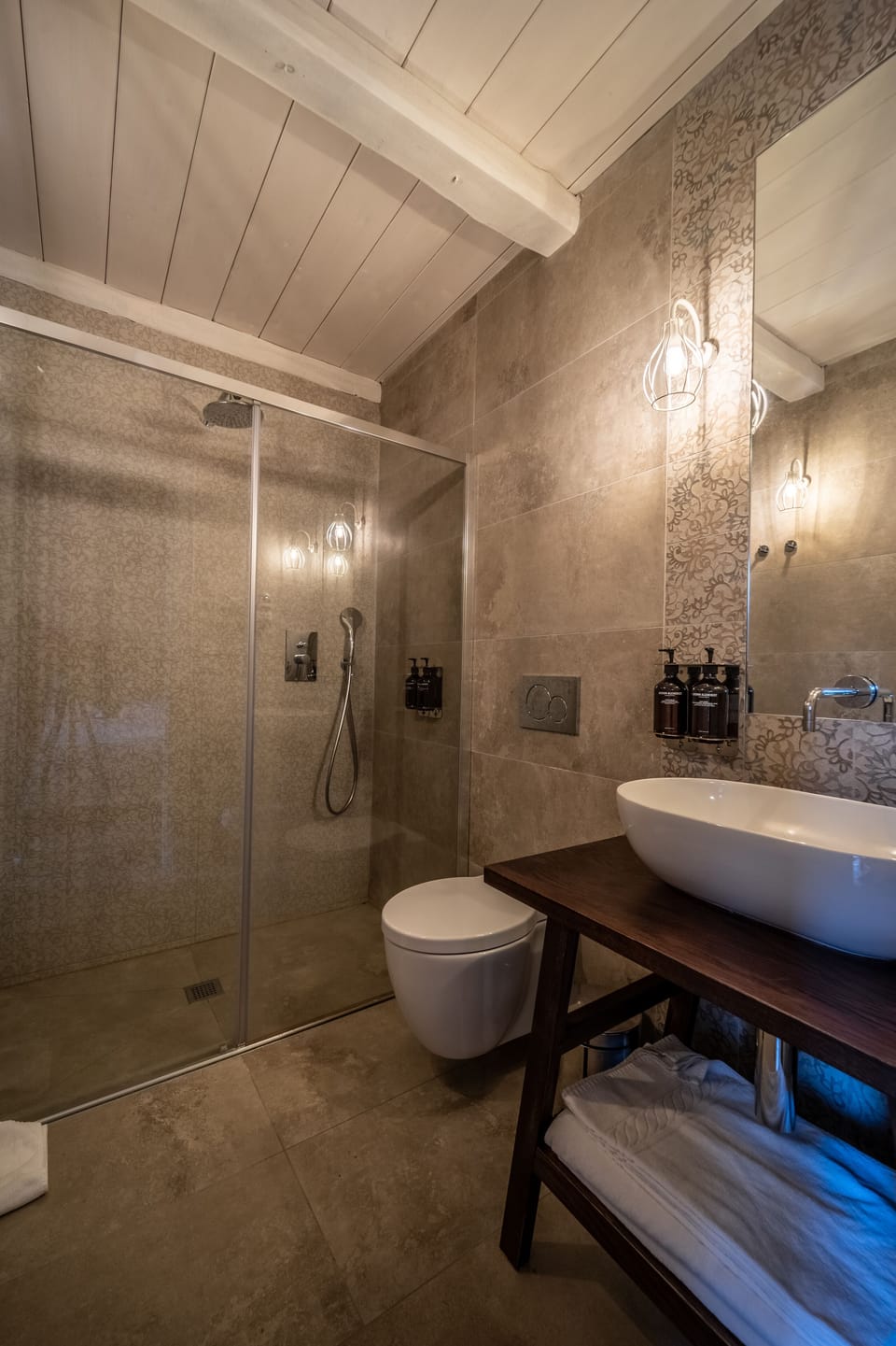 Family Quadruple Room | Bathroom | Shower, free toiletries, hair dryer, bidet