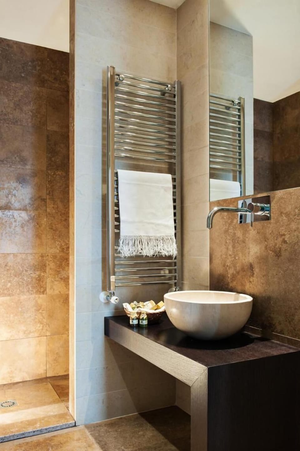 Family Apartment, 1 Bedroom | Bathroom | Shower, free toiletries, hair dryer, bidet