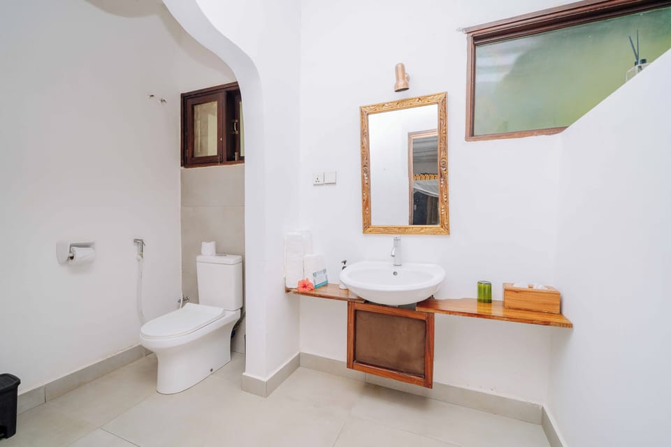 Classic Double Room Garden View | Bathroom | Shower, free toiletries, hair dryer (on request), towels
