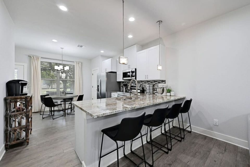 Start slow or fuel up fast—Hogan Hideaway’s bright kitchen features barstool seating, a coffee bar, and a dining space ready for your crew.