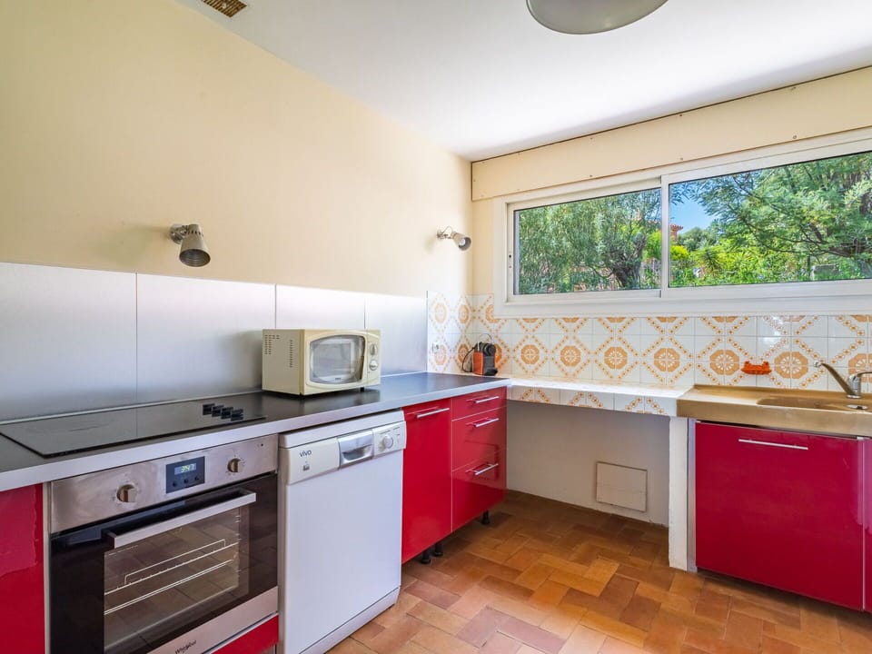 Cabinetry, Property, Countertop, Kitchen, Building, Kitchen Stove, Window, Wood, Kitchen Appliance, Interior Design