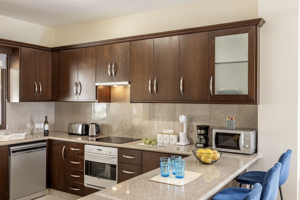 Breakfast bar and kitchen