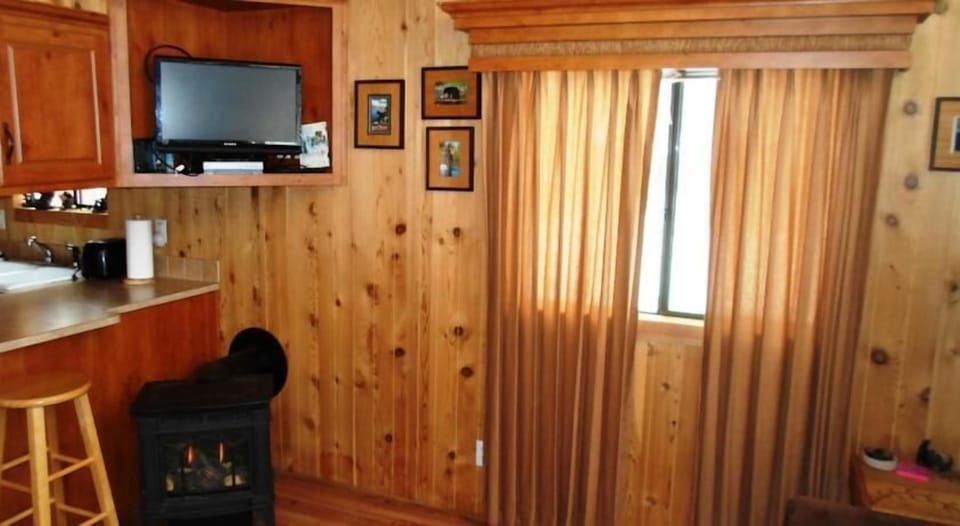 Cabin, 1 Bedroom | Private kitchen | Full-size fridge, microwave, oven, stovetop