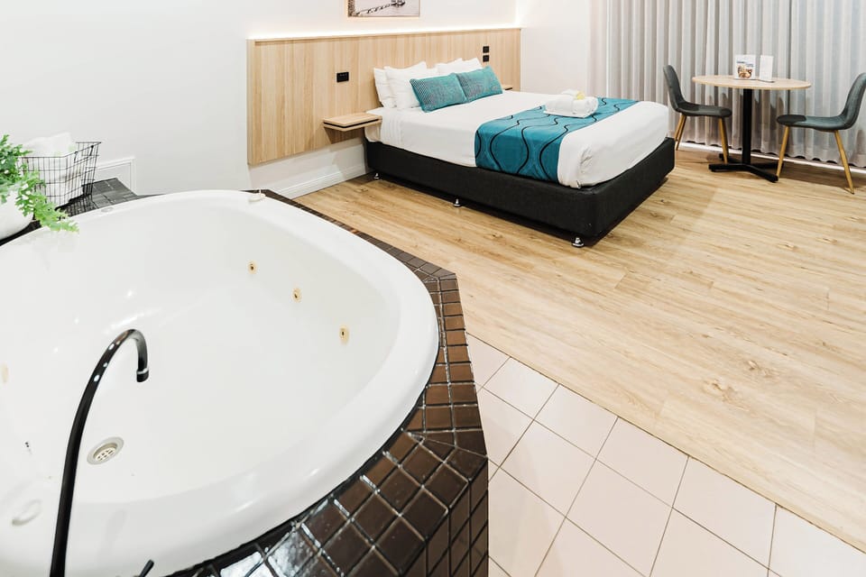 Spa Deluxe Room - Not Pet Friendly | Premium bedding, individually decorated, individually furnished, desk