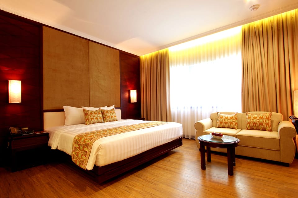 Executive Suite | In-room safe, soundproofing, free WiFi