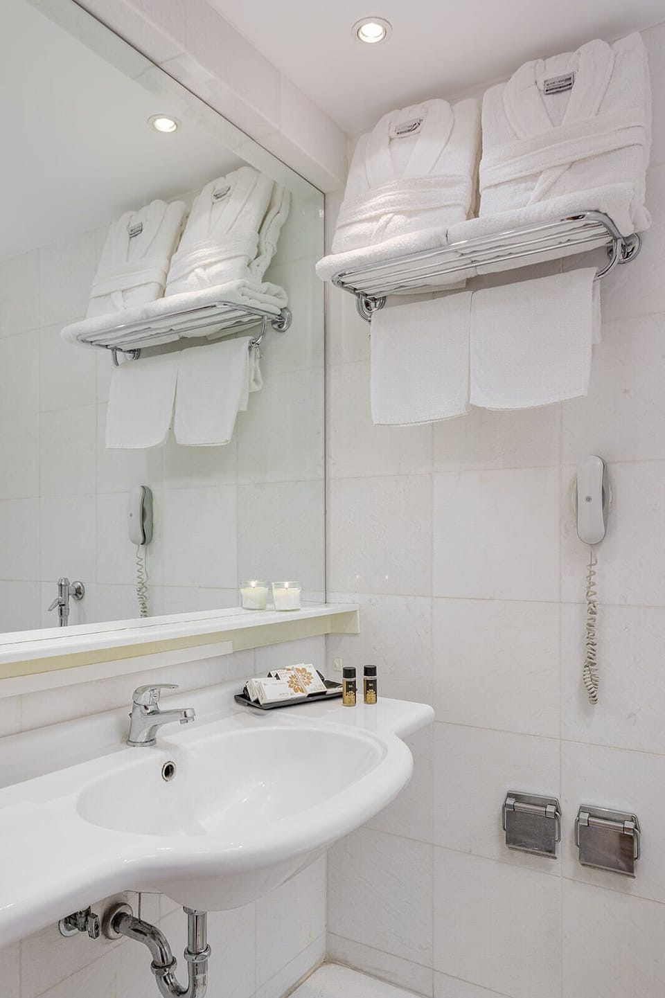 Deep soaking tub, hair dryer, towels