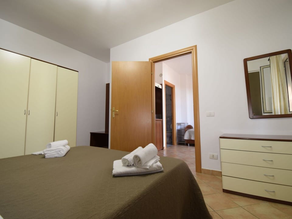 Mirror, Furniture, Cabinetry, Comfort, Wood, Drawer, Floor, Building