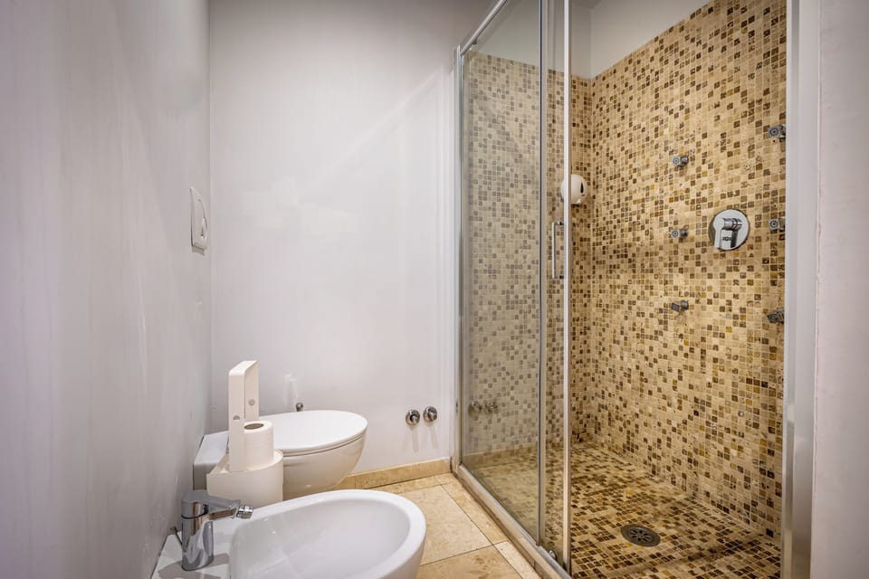 Quadruple Room | Bathroom | Shower, rainfall showerhead, free toiletries, hair dryer