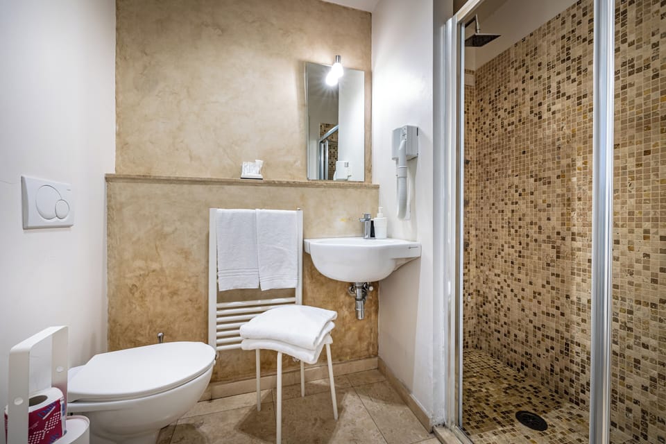 Double Room | Bathroom | Shower, rainfall showerhead, free toiletries, hair dryer