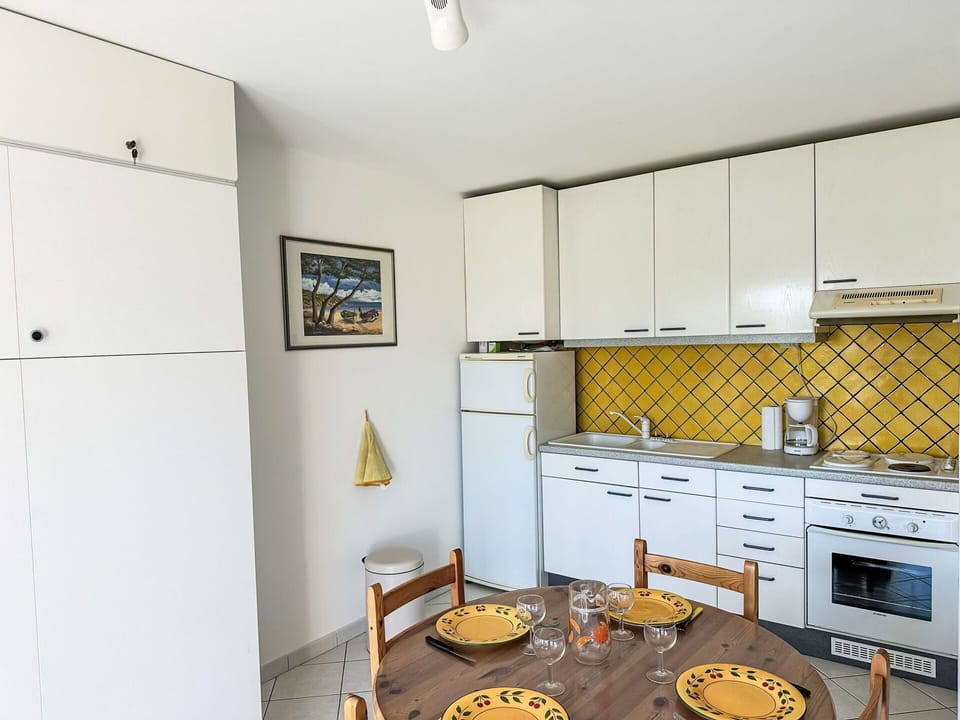 Flooring, Floor, Wood, Interior Design, Kitchen, Furniture, Room, Major Appliance, Countertop, Apartment