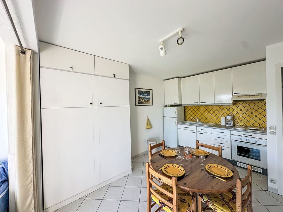 Flooring, Wood, Floor, Interior Design, Ceiling, Room, Apartment, Kitchen, Cabinetry, Countertop