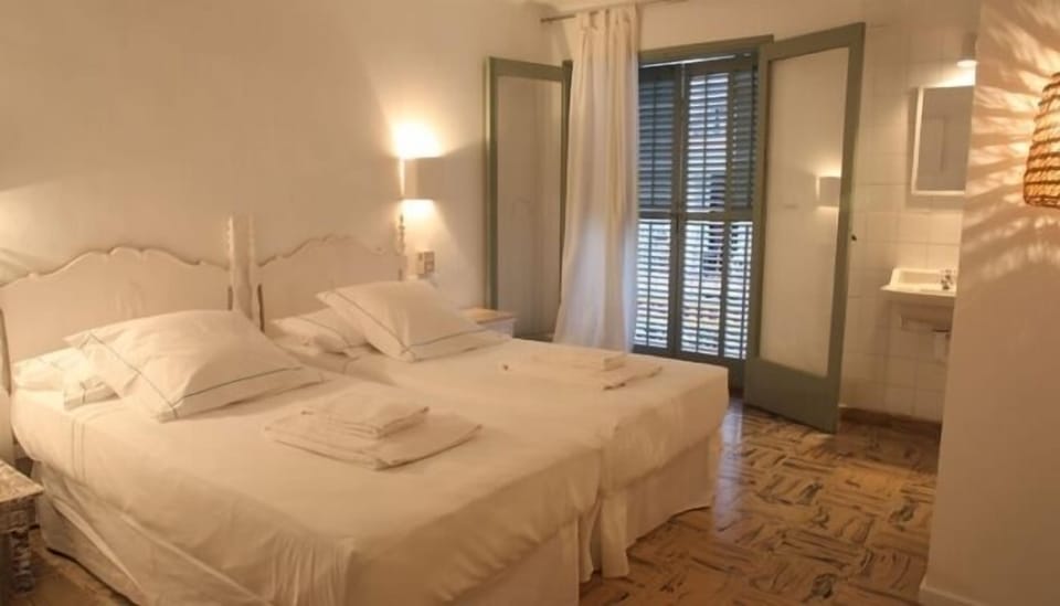 Standard Double Room, Shared Bathroom (balcony) | Iron/ironing board (on request), WiFi (free), bed sheets