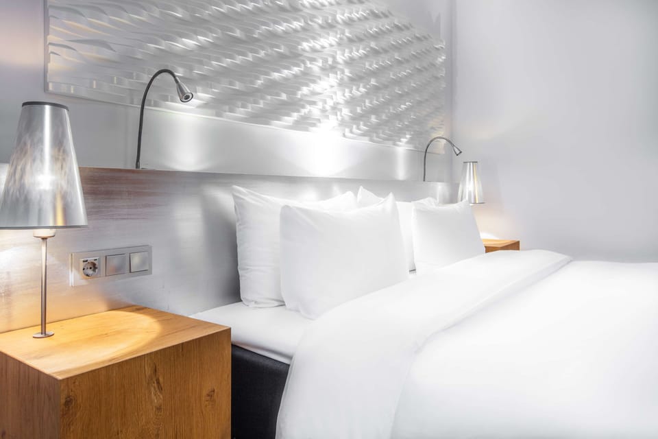 Superior Room | Hypo-allergenic bedding, in-room safe, desk, laptop workspace
