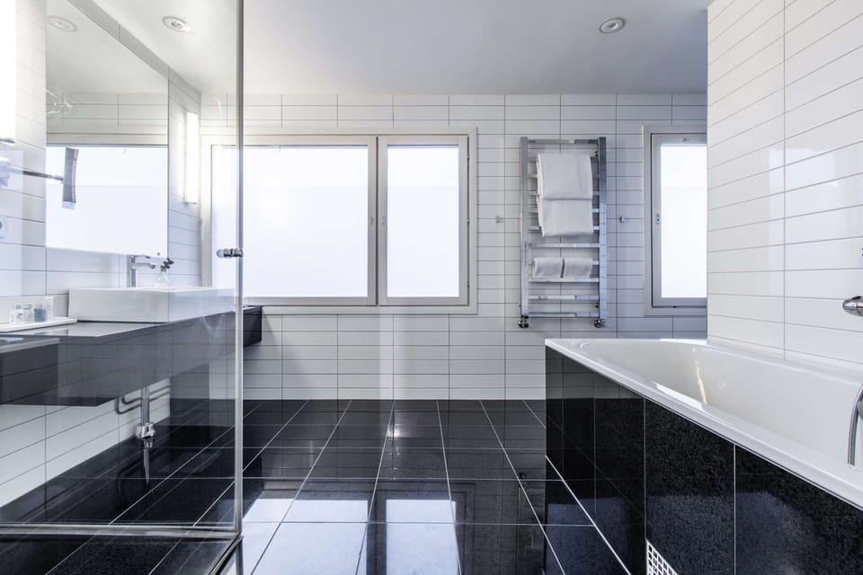 Junior Suite | Bathroom | Shower, eco-friendly toiletries, hair dryer, towels