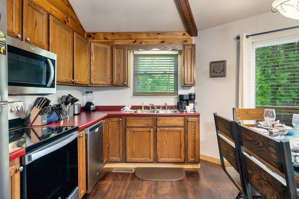 Fully stocked kitchen. Pack lunches and head to GSMNP for a hike!