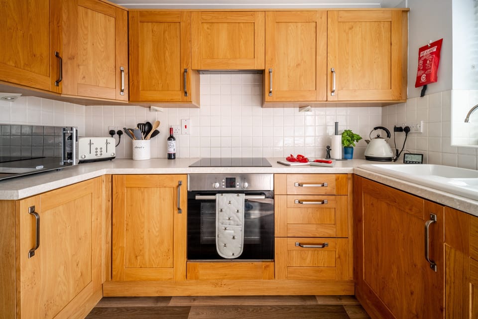 Ground floor: Well-equipped kitchen with modern appliances