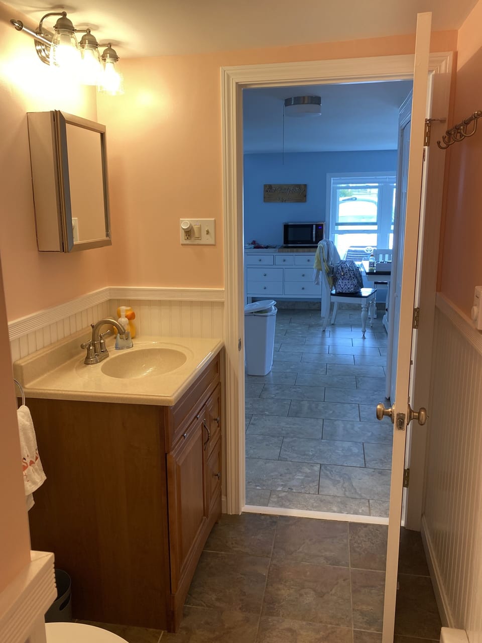 Full Bathroom (1st Floor)