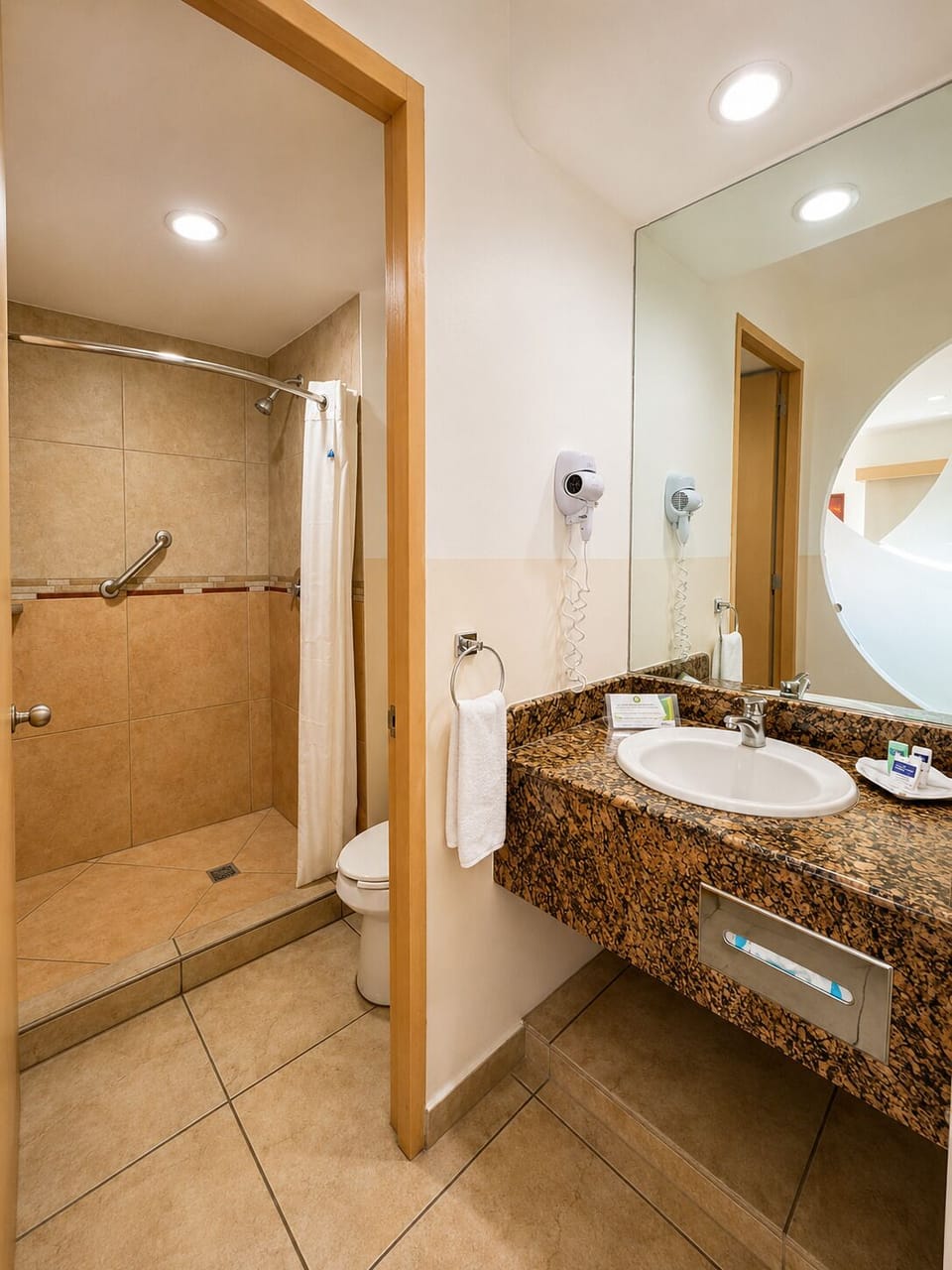 Standard Room | Bathroom | Shower, free toiletries, hair dryer, towels