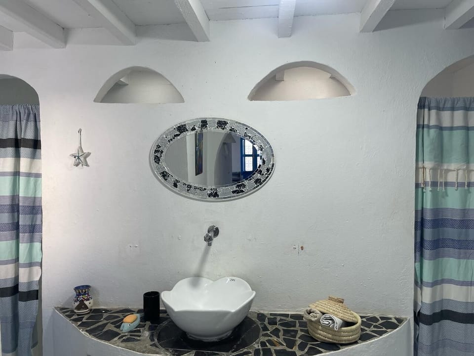 Deluxe Bungalow | Bathroom | Shower, hair dryer, bathrobes, towels