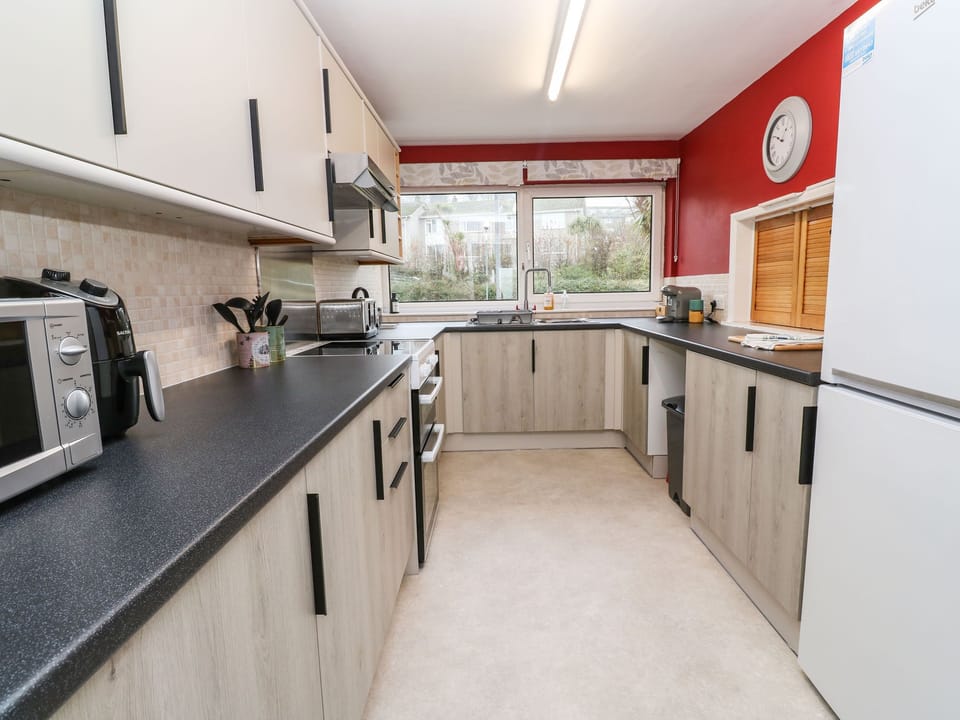 Cottage | Private kitchen | Fridge, microwave, electric kettle, toaster