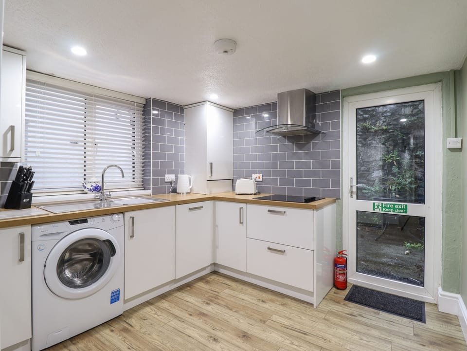 Cottage | Private kitchen | Fridge, microwave, dishwasher, electric kettle