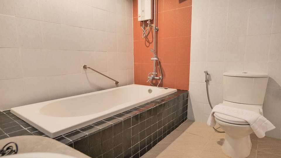 Presidential Suite Room | Bathroom | Free toiletries, towels, soap, shampoo