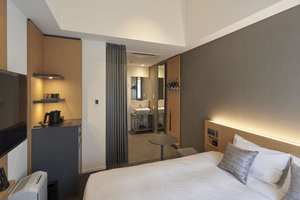 Universal King Room | Premium bedding, down comforters, in-room safe, blackout drapes