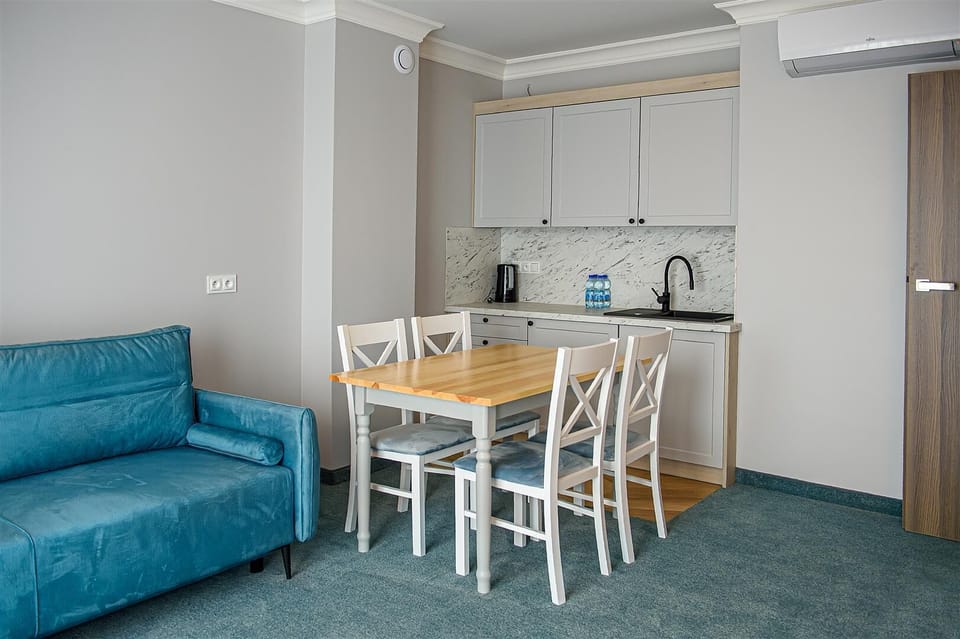 Deluxe Studio Suite, 1 Bedroom | Desk, laptop workspace, blackout drapes, cribs/infant beds
